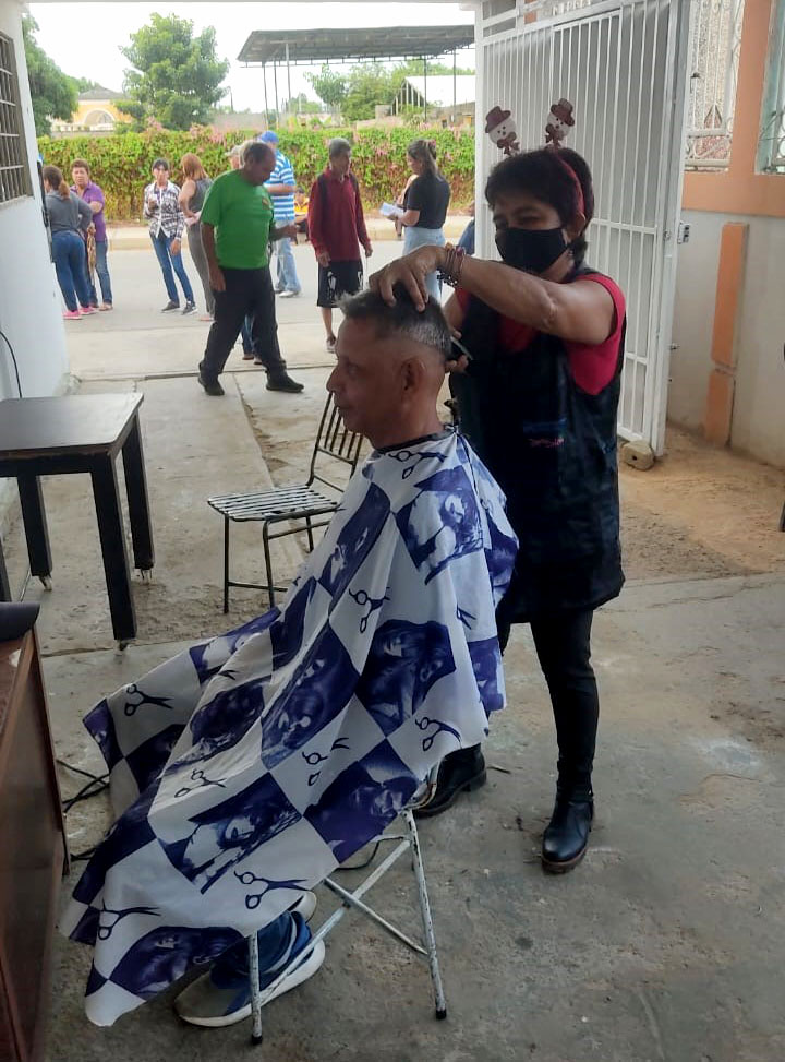 Entregan regalos a más de 100 niños