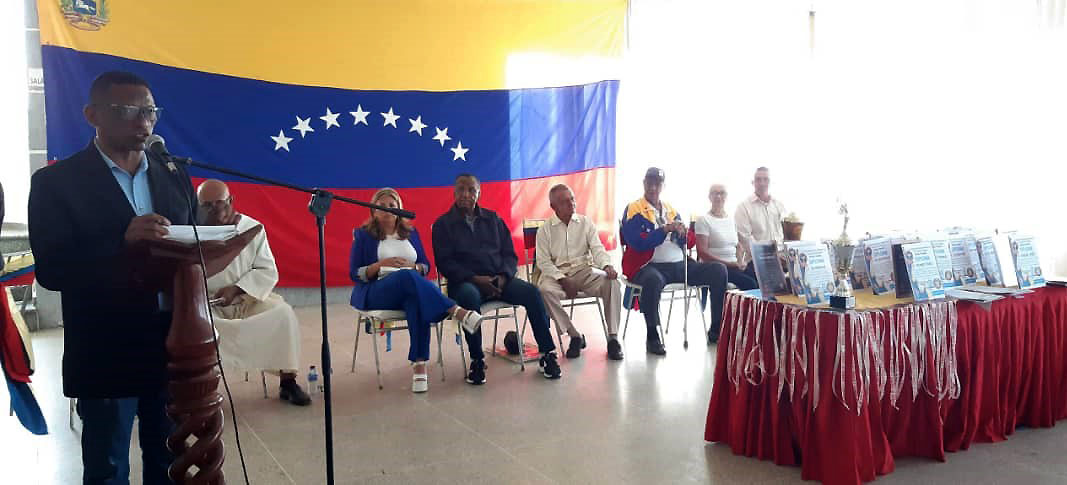 Profesor José Benavides, ofreció unas palabras en representación de Jesús Camacaro, presidente de la Fundación Glorias Deportivas Venezuela/Cabimas