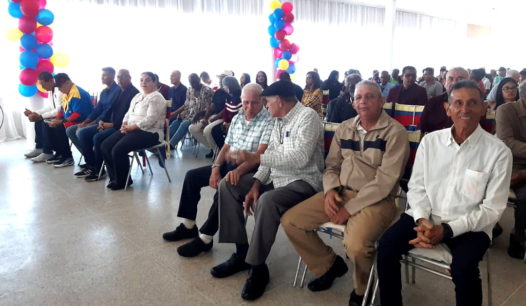 Profesor José Benavides, ofreció unas palabras en representación de Jesús Camacaro, presidente de la Fundación Glorias Deportivas Venezuela/Cabimas