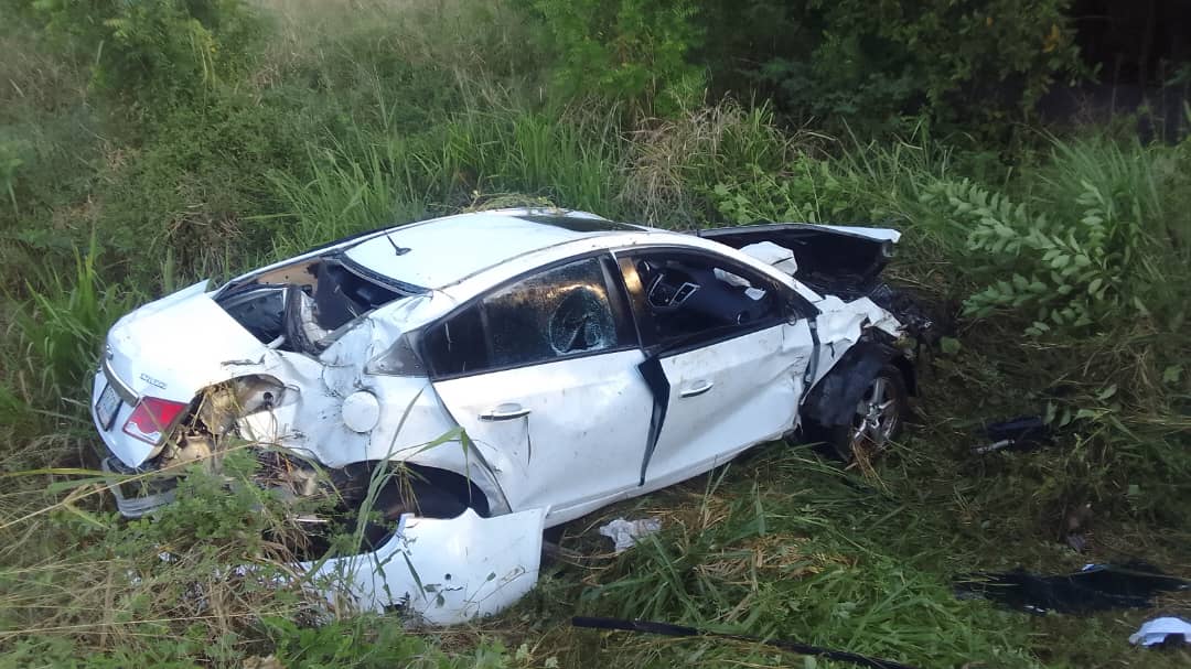 Un volcamiento de vehículo se registró en la carretera Lara-Zulia a pocos metros del Peaje de Santa Rita dejando como saldo una pareja herida.