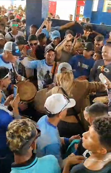 Migbelis Castellanos tocó los tambores en San Benito