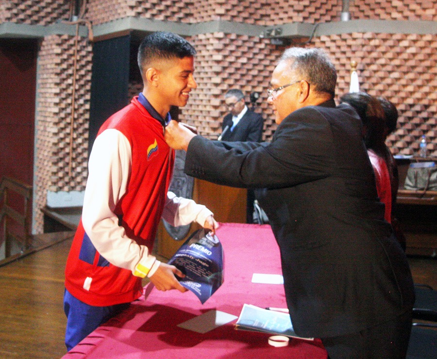 Neptaly Jugo recibió su premio Luis Aparicio