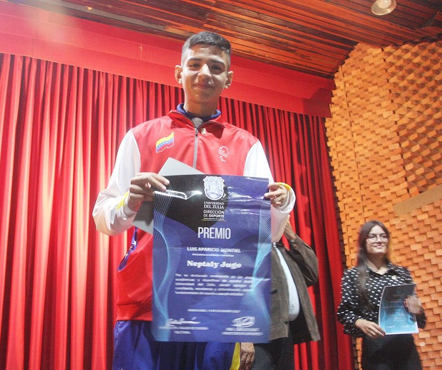 https://diarioelregionaldelzulia.com/neptaly-jugo-recibio-su-premio-luis-aparicio-al-buen-estudiante-deportista-de-luz/