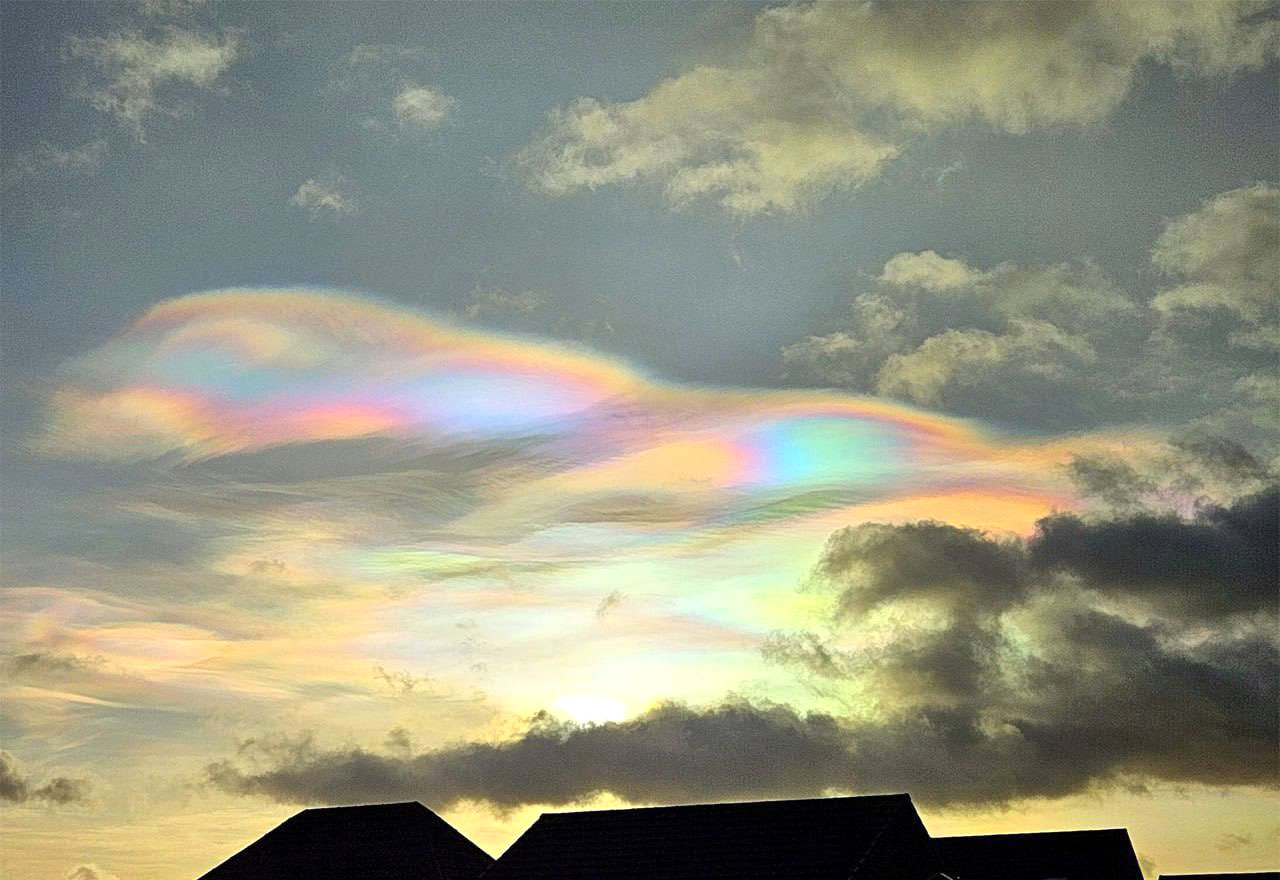 Nubes multicolores llenaron el cielo del norte de Europa 