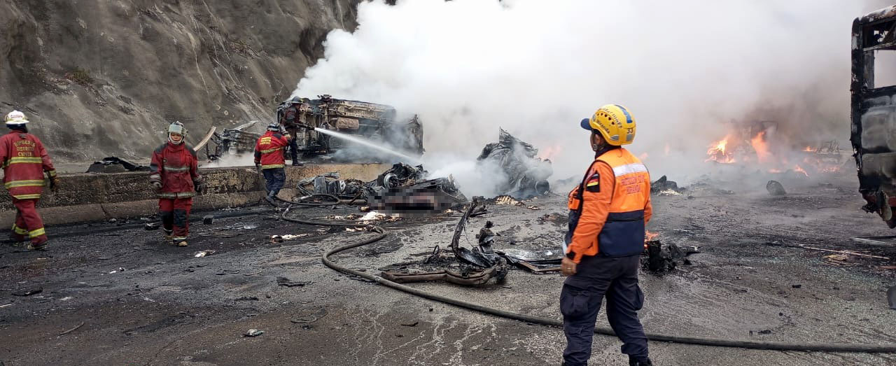 Ocho muertos al chocar y estallar una gandola