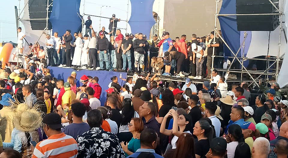 La imagen de San Benito de Palermo, copatrono de la Costa Oriental del Lago (COL), salió a recorrer las calles de Cabimas rumbo a La Rosa Vieja este 27 de diciembre.