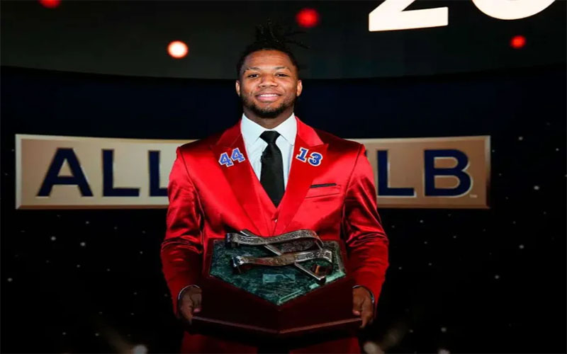 Ronald Acuña recibió el Hank Aaron de la Liga Nacional