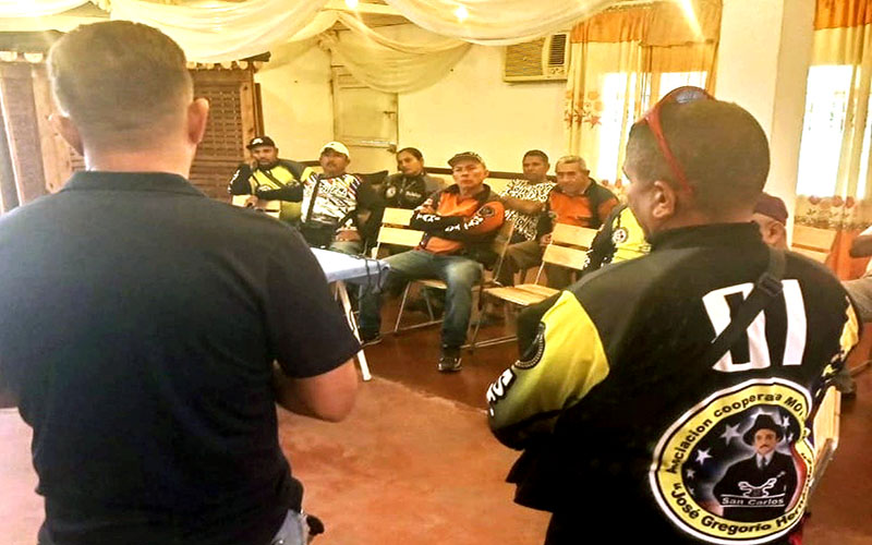 Capacitan a personas con discapacidad 
