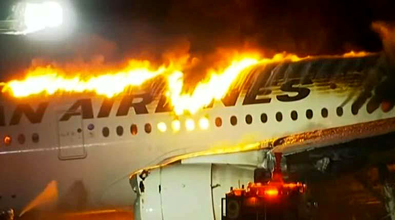 Choque entre dos aviones deja al menos cinco muertos en Tokio