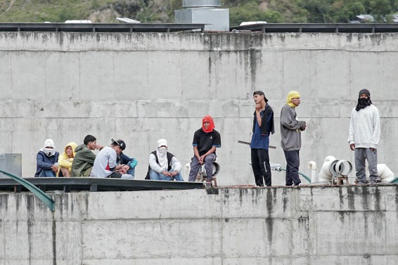 El presidente de Ecuador, Daniel Noboa, decretó este lunes un estado de excepción, el primero desde que inició su mandato el pasado 23 de noviembre, tras una serie de motines en al menos seis cárceles del país, que implicó la retención de guardias penitenciarios y la quema de colchones.