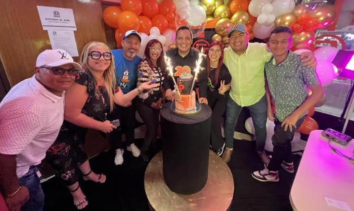 Gigante 98.3 FM, la emisora de radio líder en la Costa Oriental del Lago, celebró su vigésimo aniversario con una programación especial el sábado 27 de enero de 2024.