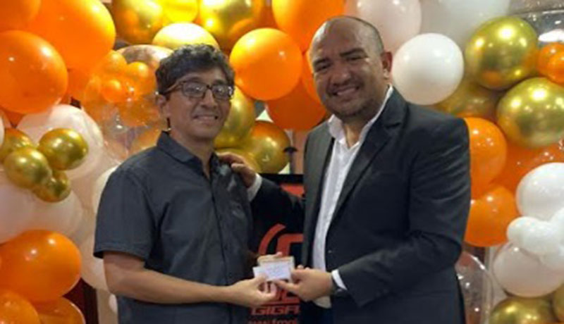 Gigante 98.3 FM, la emisora de radio líder en la Costa Oriental del Lago, celebró su vigésimo aniversario con una programación especial el sábado 27 de enero de 2024.
