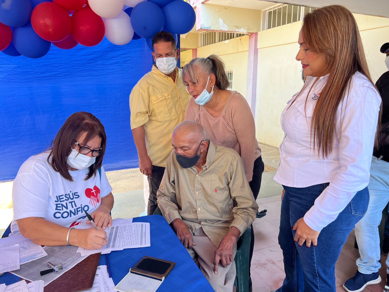 Gobernación del Zulia entregó sillas de ruedas en Santa Rita