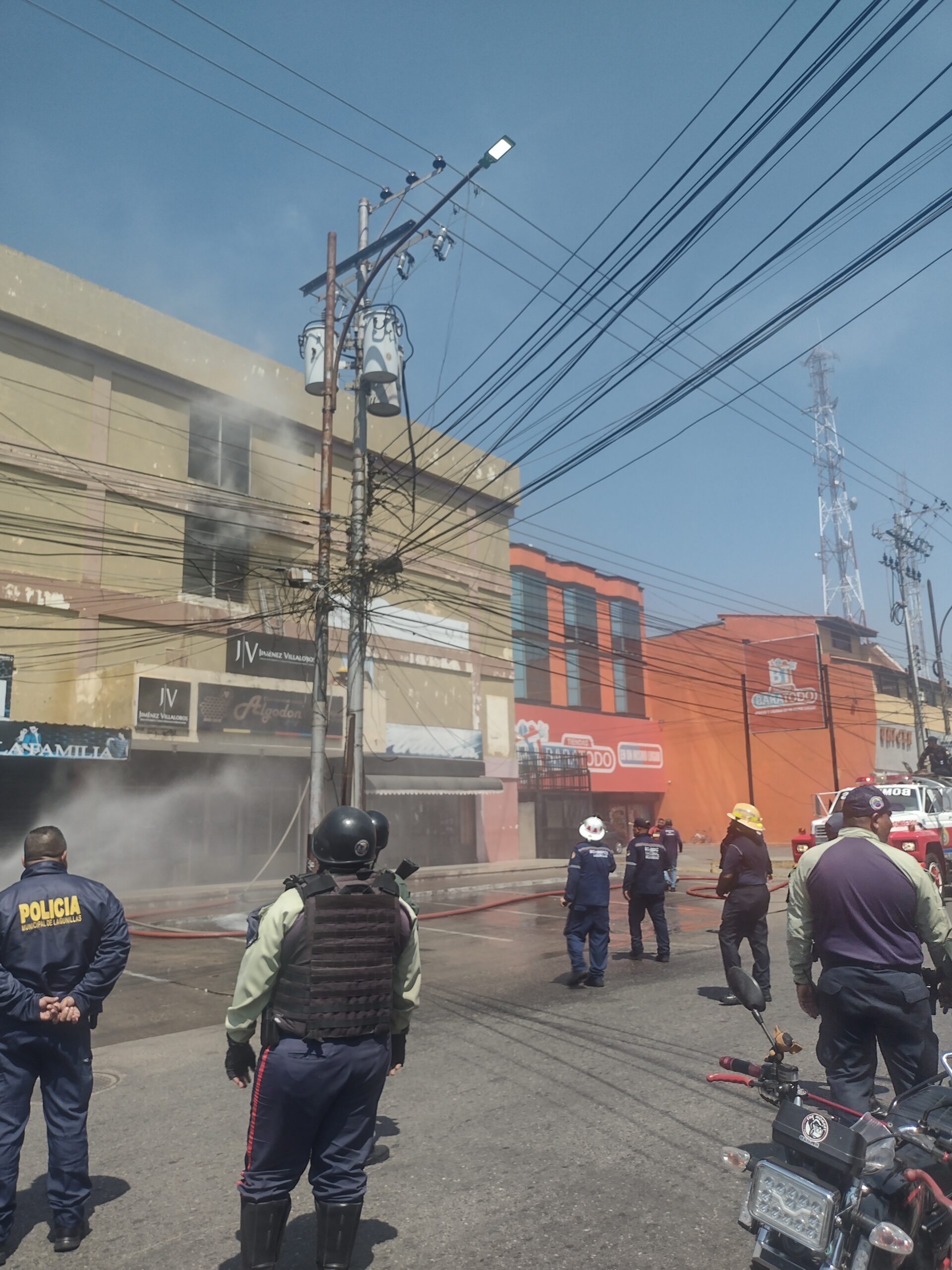 Este 30 de enero de 2024, un apartamento en el casco central de Lagunillas ardió en llamas a las 12:40 minutos del mediodía.