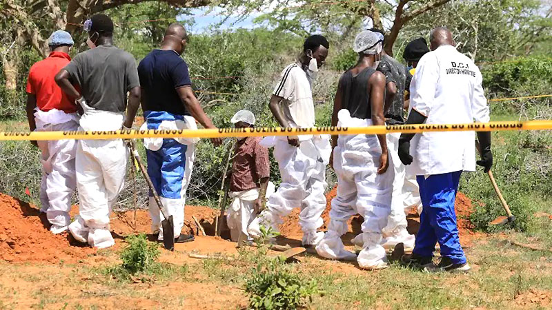 Líder de secta es acusado de homicidio tras hallazgo de unos 430 cadáveres en Kenia