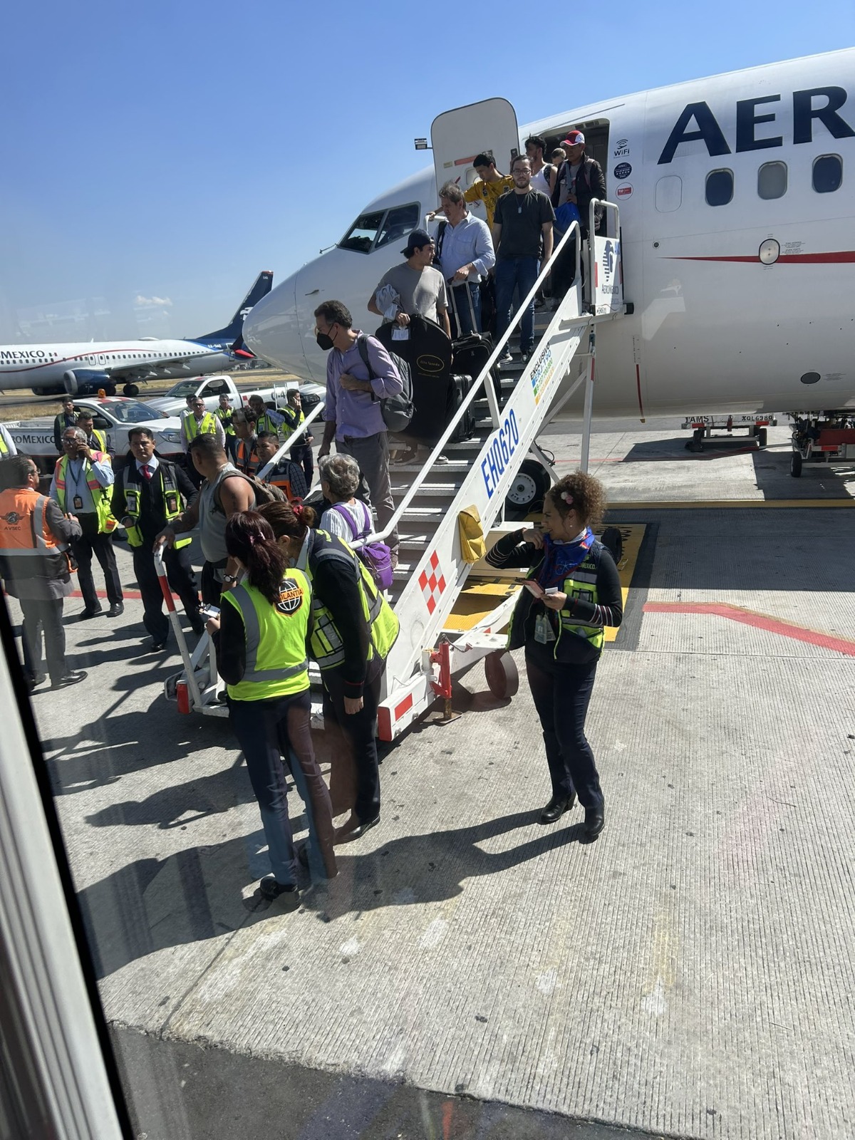 Pasajero de un avión con retraso de 4 horas