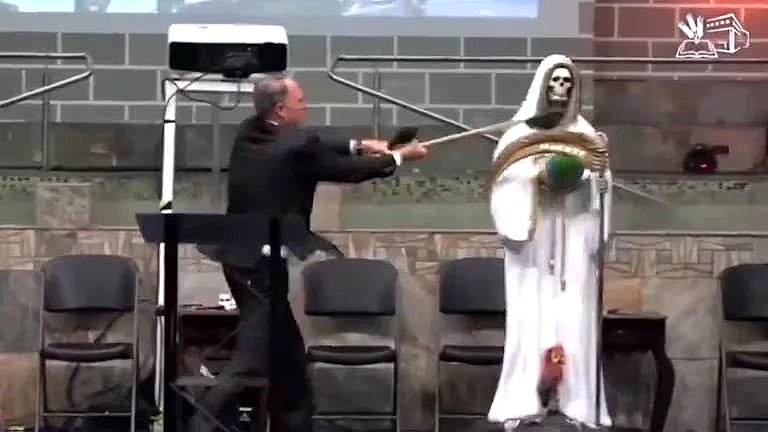 Pastor de Iglesia Bautista destroza imágenes católicas