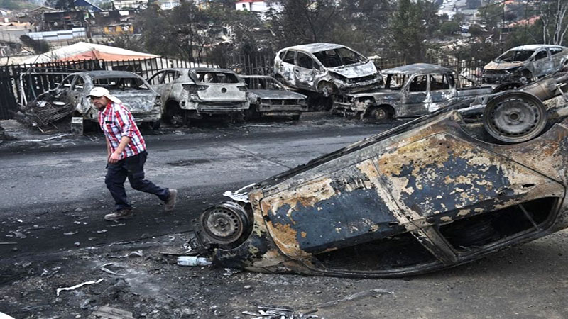 165 incendios se mantienen activos en 10 regiones de Chile