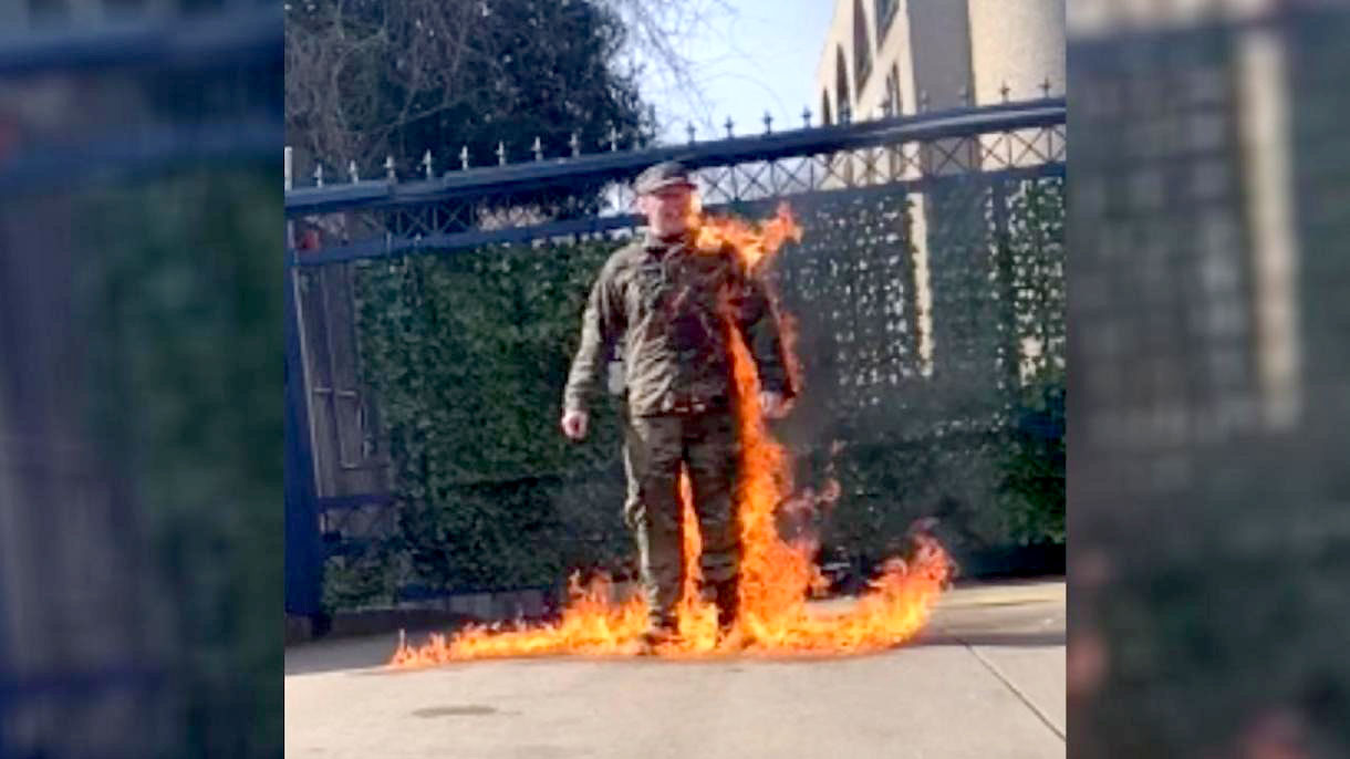 Aviador de EEUU se prende fuego 