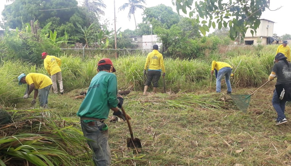 Desde la Alcaldía de Valmore Rodríguez, presidida por el alcalde Ing. Jhon Ziccardi, se desplegó una jornada de saneamiento ambiental en terrenos baldíos del Municipio, y a la vez, se promueve la concientización de los ciudadanos para no usar estos espacios como vertedero.