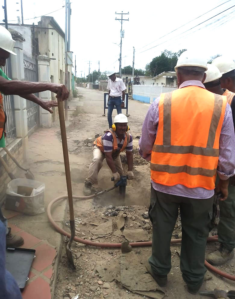 Emugas repara fuga en la calle San Antonio de Cabimas