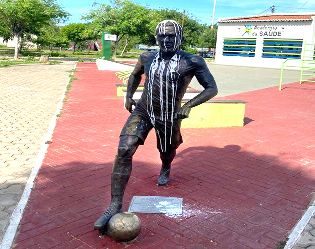 Estatua de Dani Alves