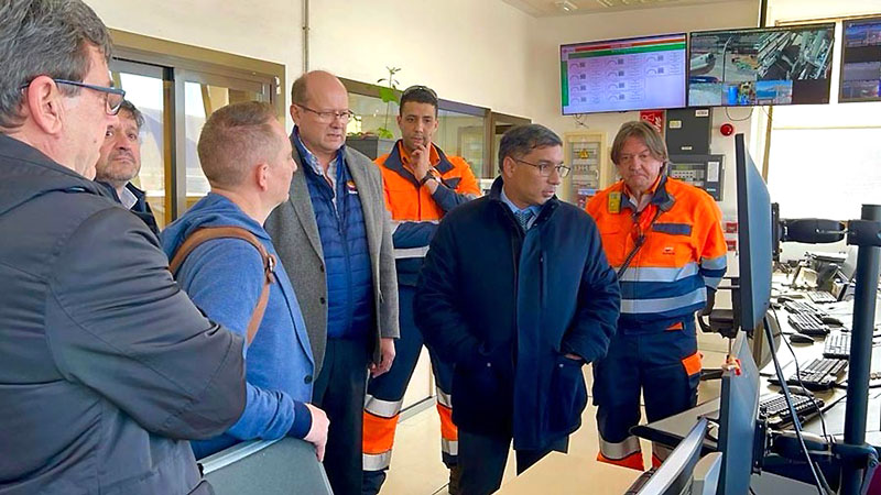 Tellechea visita Refinería en España