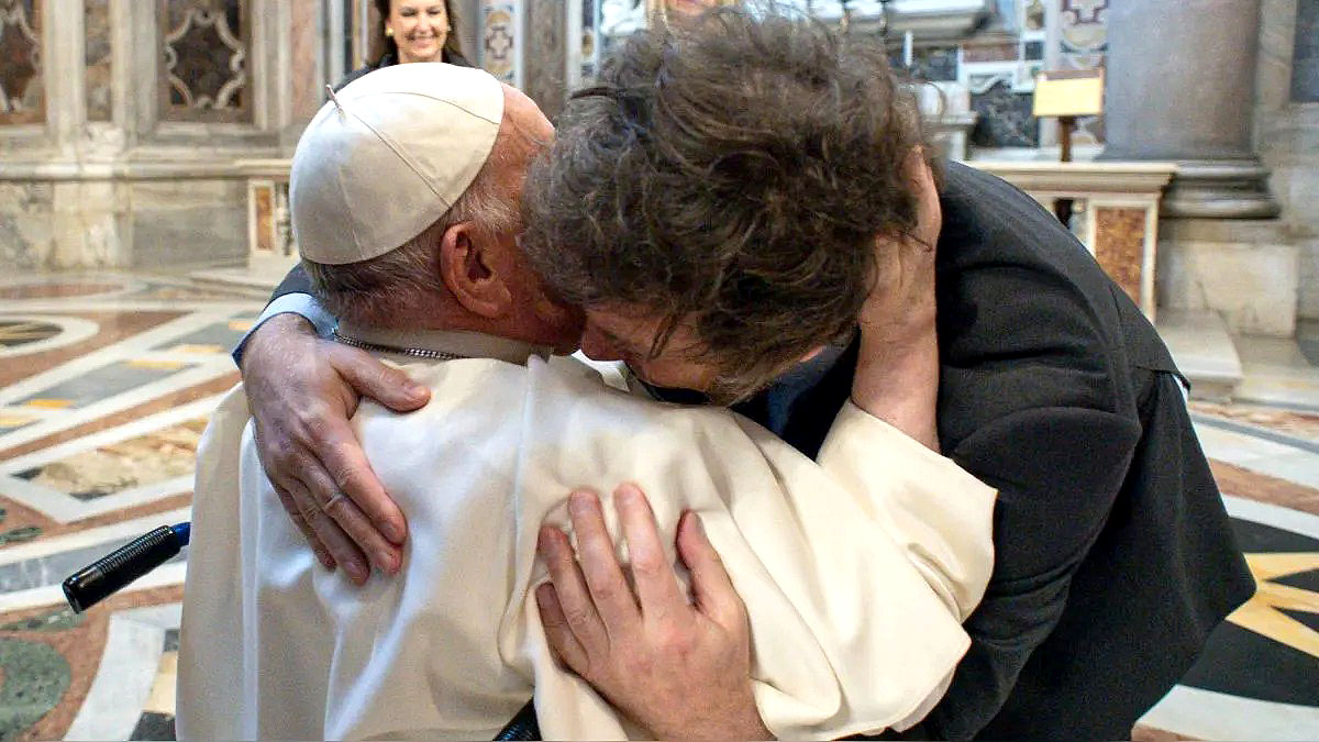 Papa Francisco y Javier Milei se abrazan en la canonización de la primera santa argentina