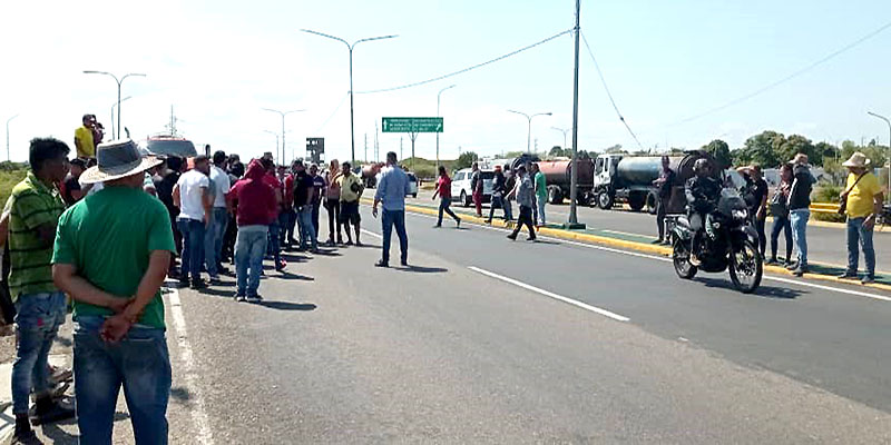 Choferes de camiones cisternas protestan en el puente sobre el lago por  falta de gasoil