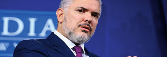 Iván Duque acusa a Petro de «jugar a lavarle la cara» a Maduro