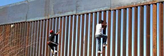 Migrante murió al caer del muro fronterizo en EEUU