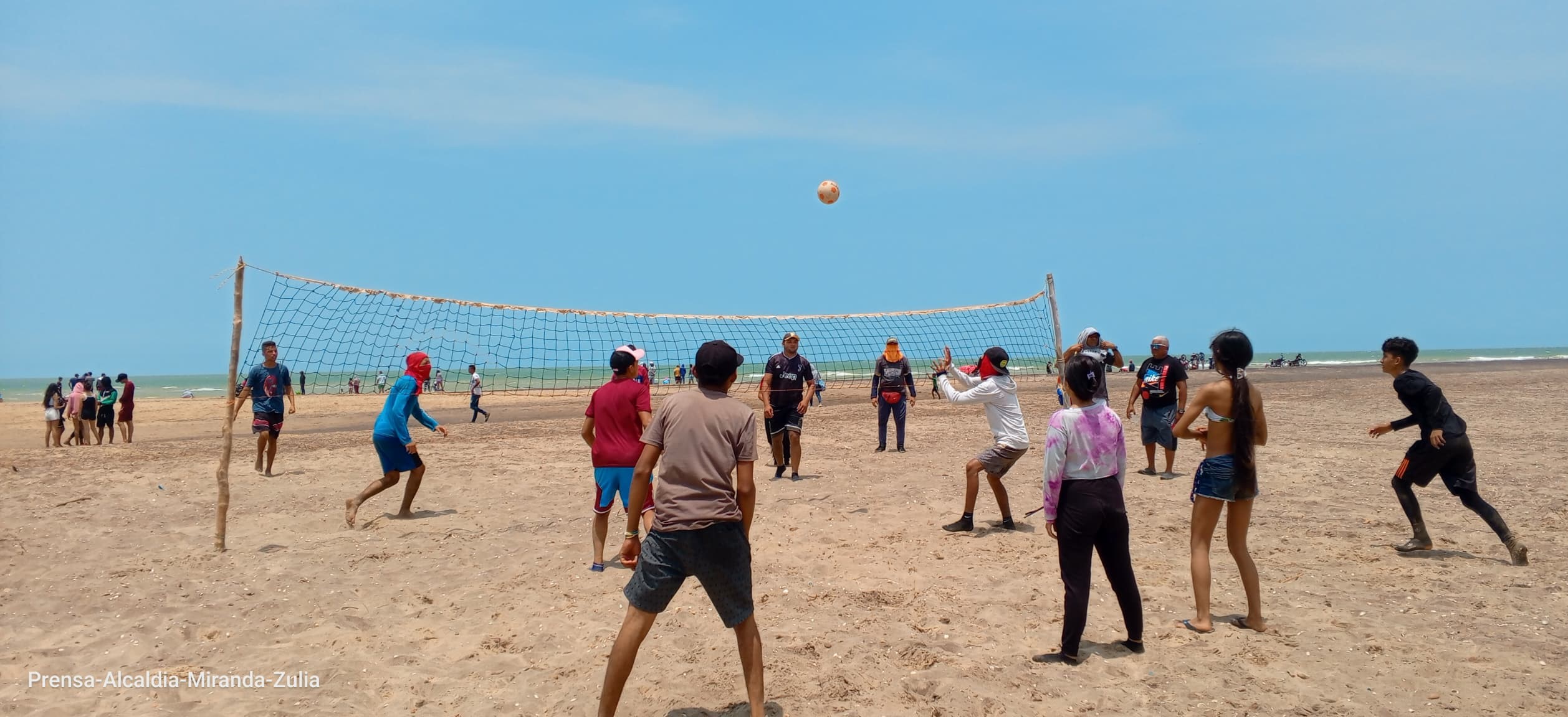 Abarrotadas playas del municipio miranda por temporadistas del estado Zulia