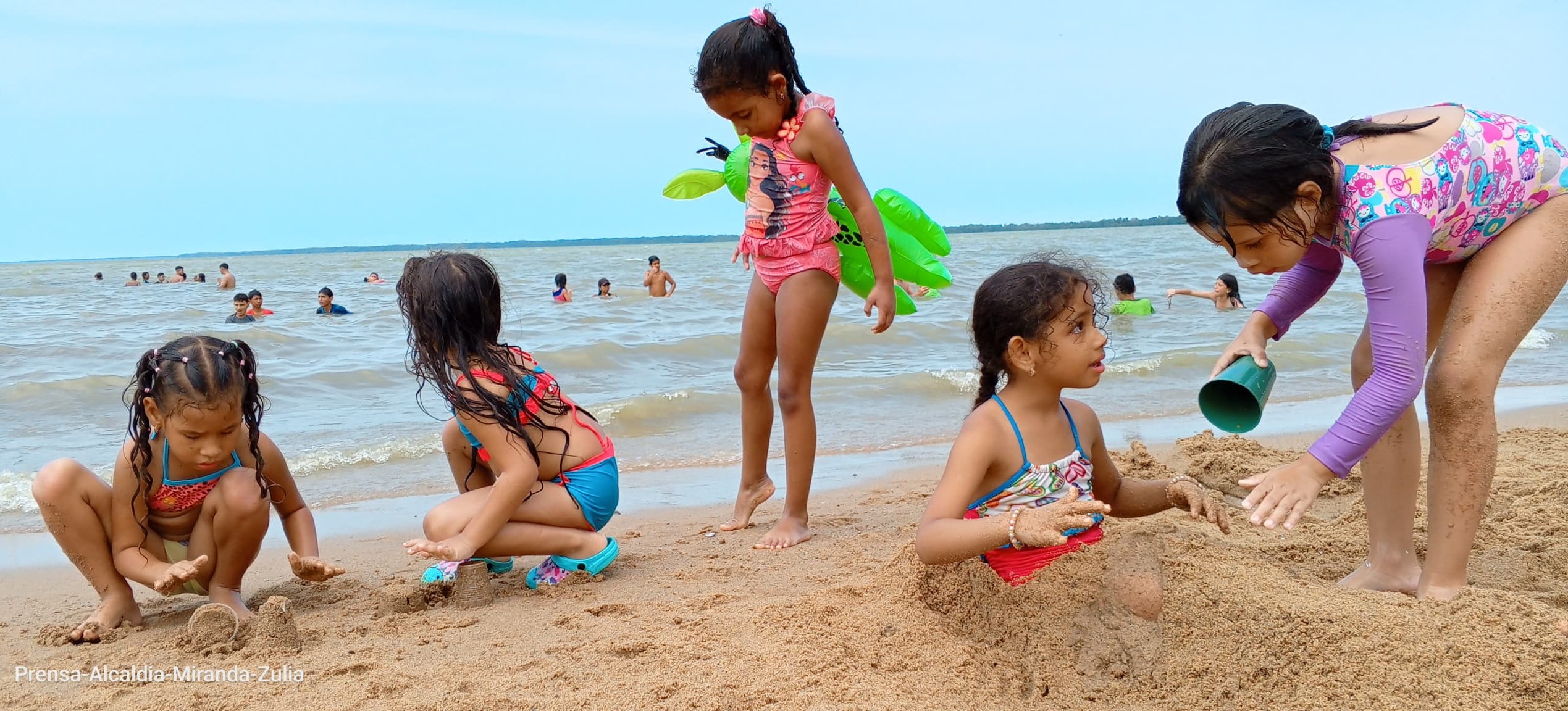 Abarrotadas playas del municipio miranda por temporadistas del estado Zulia
