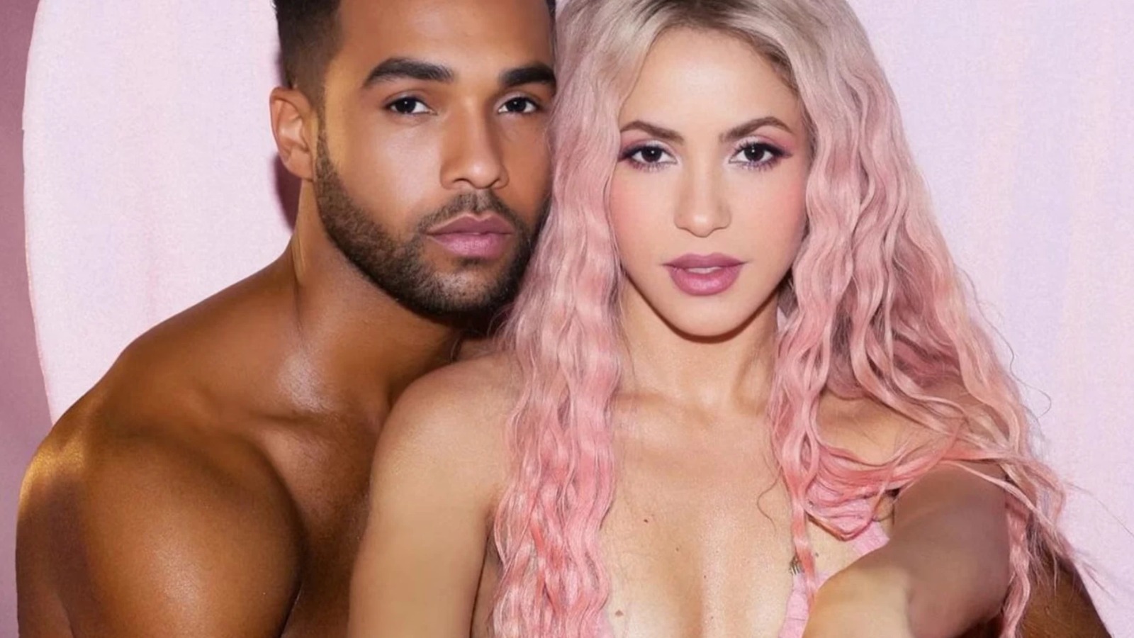 Shakira publica sensuales fotos junto a actor de "Emily in Paris"