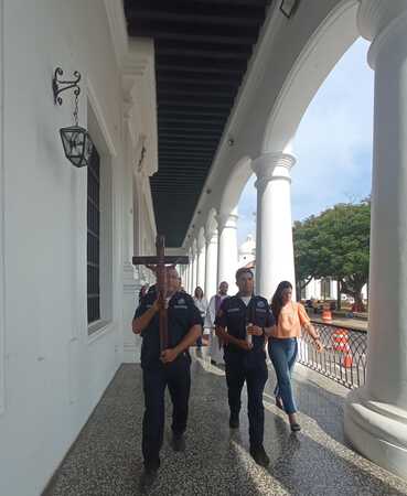 Viacrucis recorrió espacios del Palacio de los Cóndores