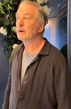Alec Baldwin golpea el celular de una mujer 