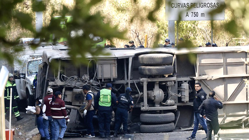 Autobús volcó en México y dejó 14 muertos y más de 31 heridos