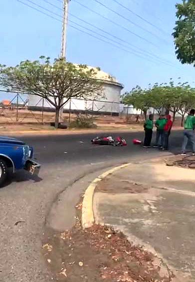 Choque entre moto y vehículo