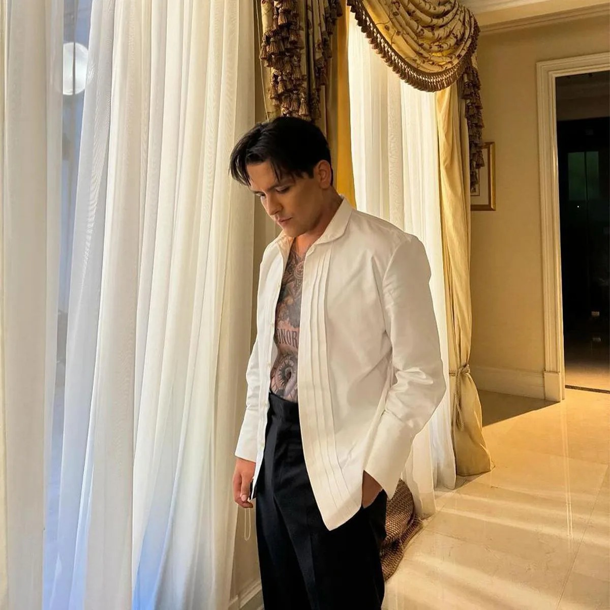 Christian Nodal sorprende sin tatuajes en la cara