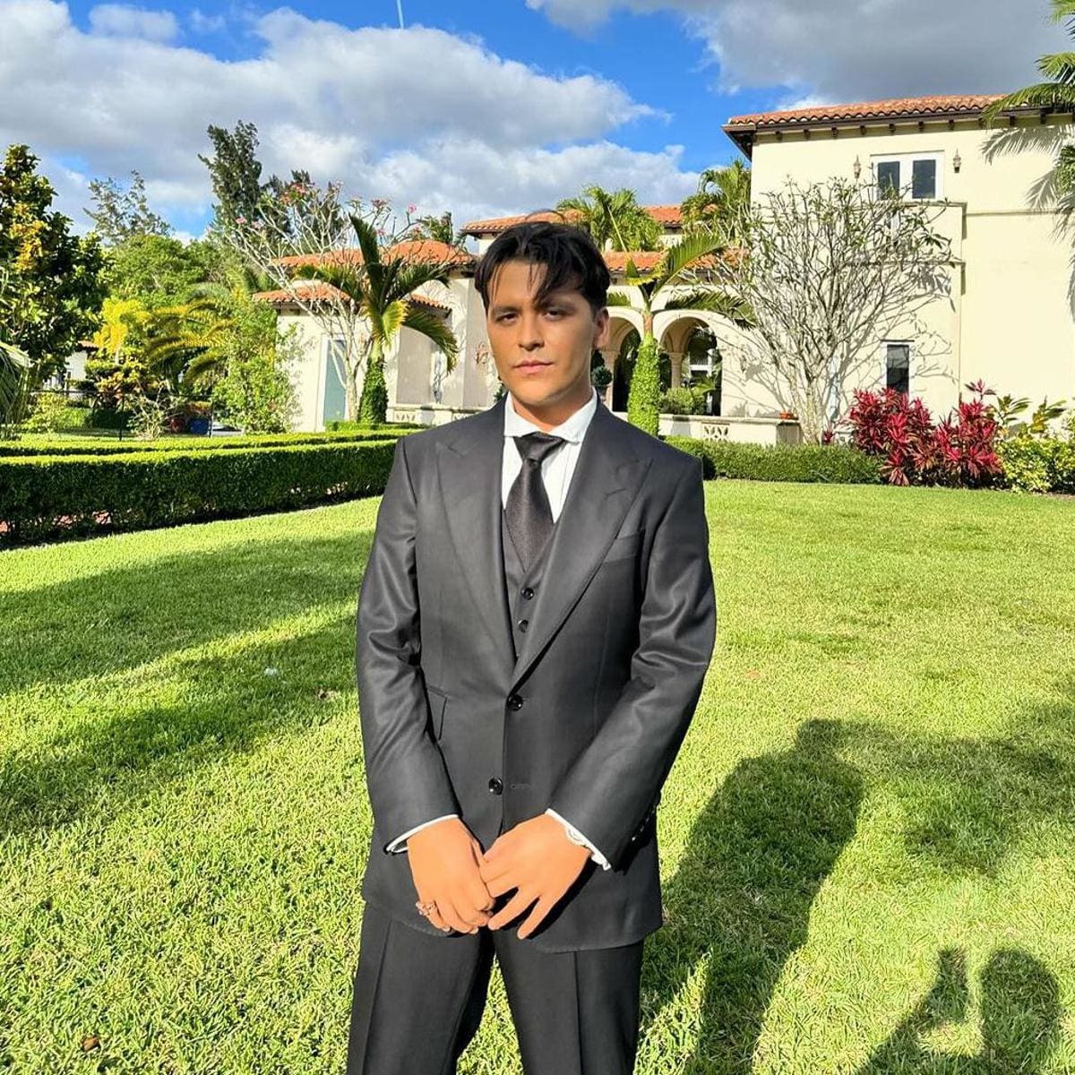 Christian Nodal sorprende sin tatuajes en la cara