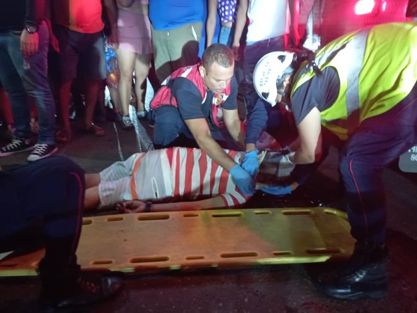 Colisión de motocicleta y vehículo deja un herido en la carretera L de Cabimas
