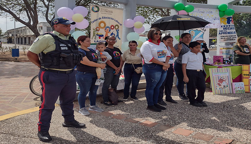 Un grupo de estudiantes de Lagunillas de educación básica resaltaron el valor del libro con muestras pedagógicas como parte del proceso de enseñanza de la lectoescritur