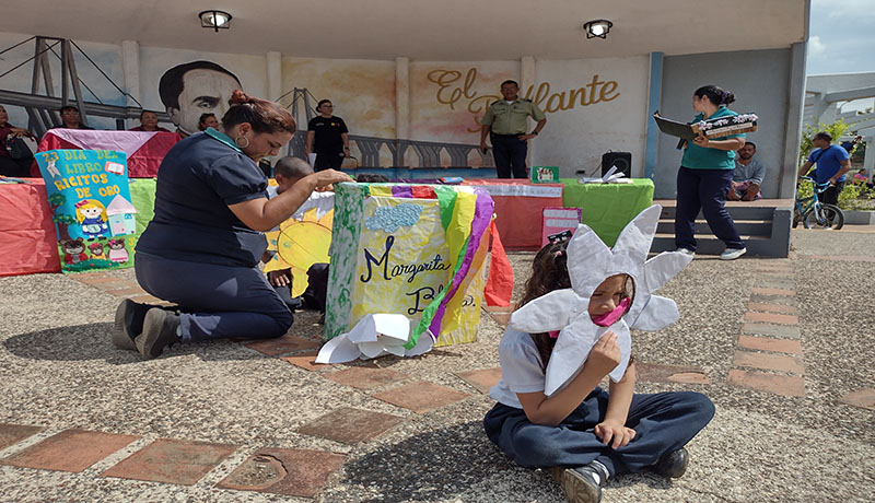 Un grupo de estudiantes de Lagunillas de educación básica resaltaron el valor del libro con muestras pedagógicas como parte del proceso de enseñanza de la lectoescritur
