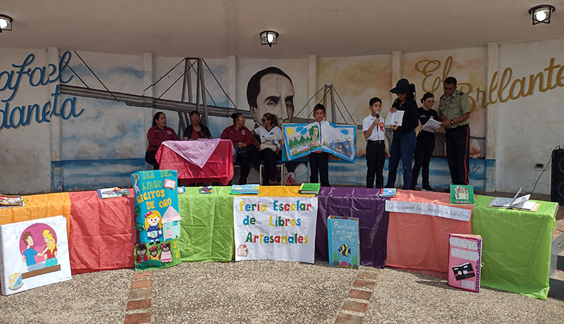 Un grupo de estudiantes de Lagunillas de educación básica resaltaron el valor del libro con muestras pedagógicas como parte del proceso de enseñanza de la lectoescritur