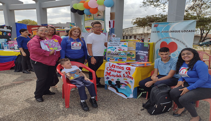 Un grupo de estudiantes de Lagunillas de educación básica resaltaron el valor del libro con muestras pedagógicas como parte del proceso de enseñanza de la lectoescritur