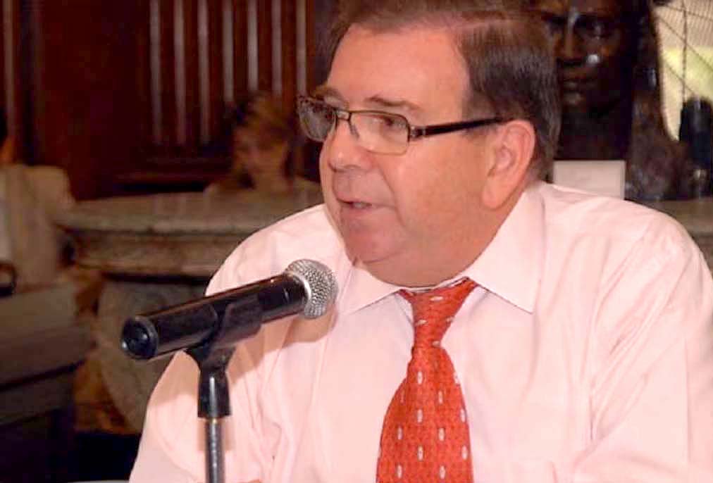 Edmundo González Urrutia hoja de vida