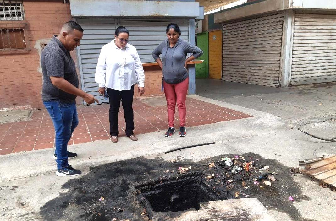Ejecutan mantenimiento de bocas de visita