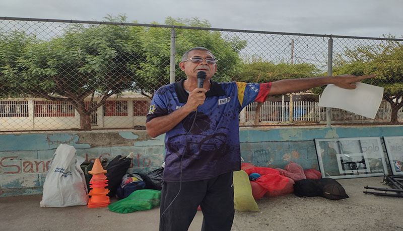 La comunidad del sector Eleazar López Contreras II del municipio Lagunillas respaldaron el trabajo deportivo del profesor de educación física José “Buba” Ruiz a favor de la formación de nuevos prospectos en la disciplina de baloncesto.