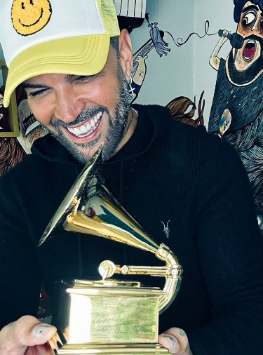 Luis Fernando Borjas ya tiene en sus manos la estatuilla de su Latin Grammy