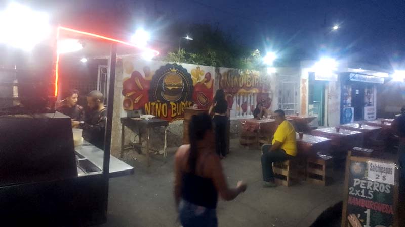 Trece locales de comida rápida